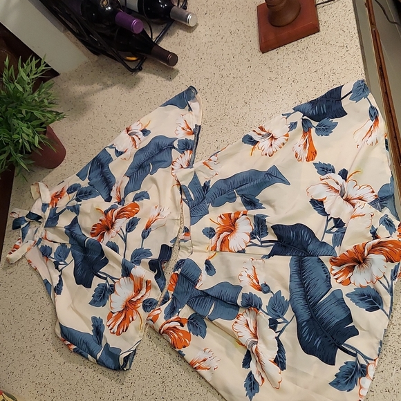 Off Shoulder Tropical Top & Wrap Hem Shorts, size S - Picture 9 of 17